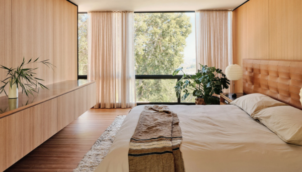 Kamar dengan dinding panel kayu yang anggun